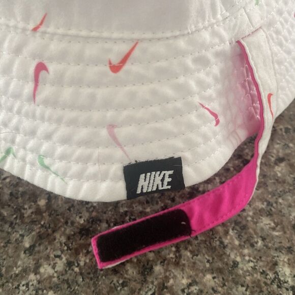NIKE White LOGO Swoosh Bucket Hat with Strap reversible - Picture 2 of 5